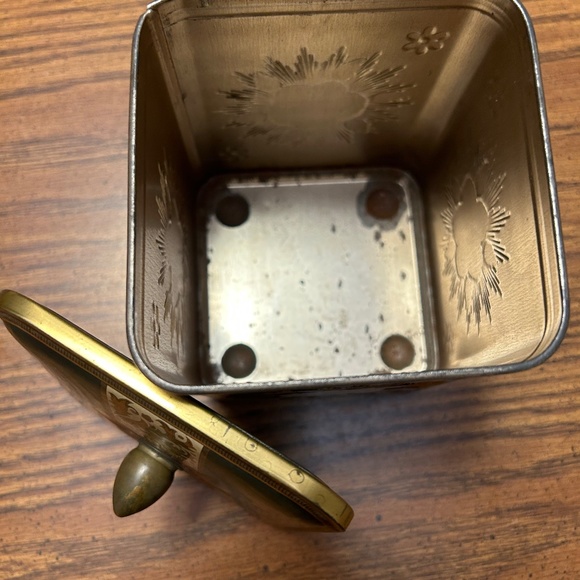 Antique metal can with yellow flowers on all four sides, metal handle knob. - Picture 5 of 6